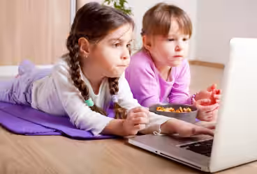 Bimbi e tech: niente schermi fino ai due anni d'età, raccomanda l'OMS