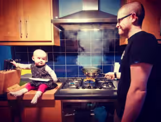 Mette la bimba in pericolo e manda le foto ai parenti: per fortuna, sono solo fotomontaggi!