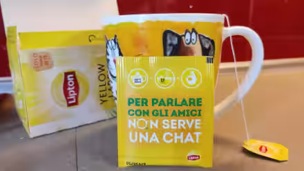 Per parlare con gli amici non serve una chat: la curiosa campagna pubblicitaria di Tè Lipton
