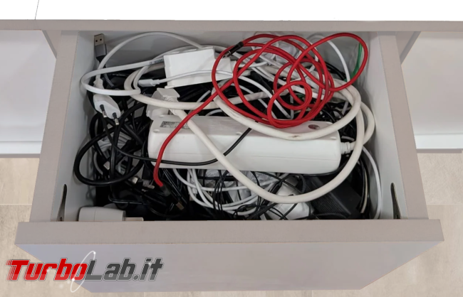 Alcuni adattatori, cavi hardware vario non dovrebbero mai mancare &quot;cassetta attrezzi&quot; appassionato informatica!