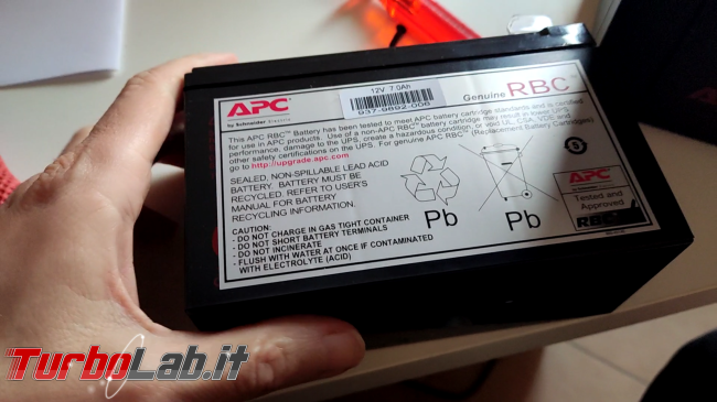 Come sostituire batteria APS Back-UPS (video)