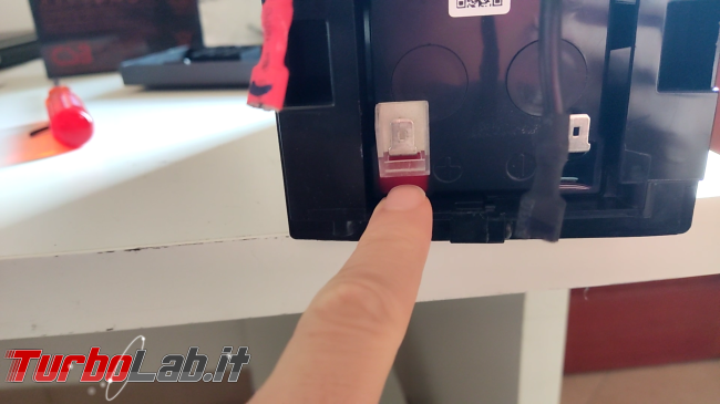 Come sostituire batteria APS Back-UPS (video) - connessione batteria rosso con rosso 01