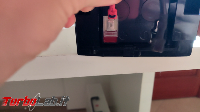 Come sostituire batteria APS Back-UPS (video) - connessione batteria rosso con rosso 02