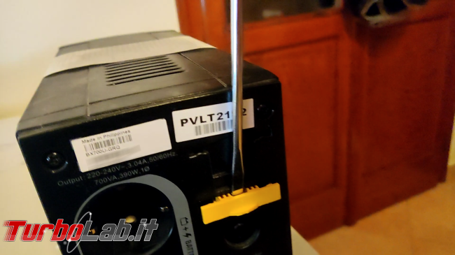 Come sostituire batteria APS Back-UPS (video) - disconnessione 01