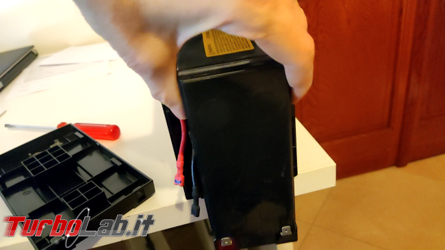 Come sostituire batteria APS Back-UPS (video) - disconnessione batteria interna 02