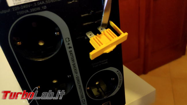 Come sostituire batteria APS Back-UPS (video) - discoonessione 02