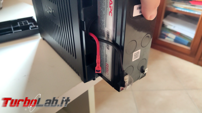 Come sostituire batteria APS Back-UPS (video) - inserimento nuova batteria