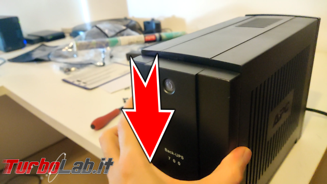 Come sostituire batteria APS Back-UPS (video) - rimozione coperchio freccia