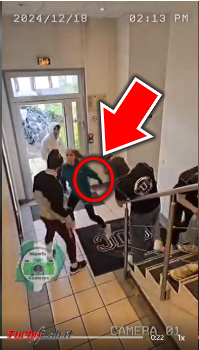 video ragazza si difende vicino scale è FALSO