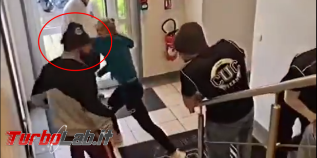 video ragazza si difende vicino scale è FALSO - ragazza-self-defence