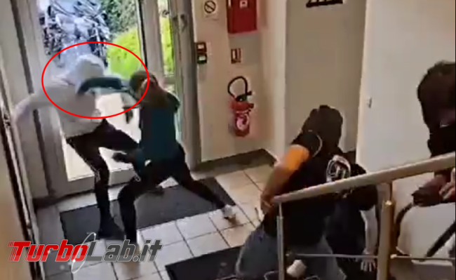 video ragazza si difende vicino scale è FALSO - ragazza-self-defence