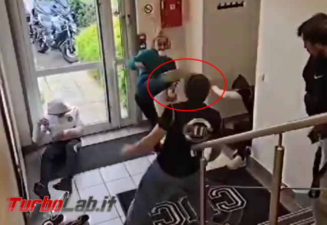video ragazza si difende vicino scale è FALSO - ragazza-self-defence
