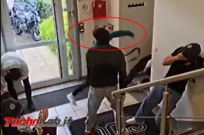 video ragazza si difende vicino scale è FALSO - ragazza-self-defence