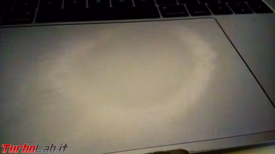 Immagine 5 cerchio su touchpad macbook